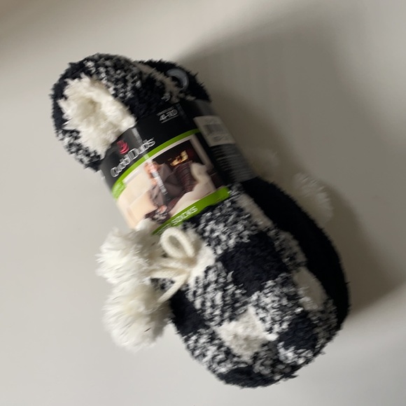 CUDDL DUDS plush filled slipper socks black 2 pair size 4-10 - Picture 2 of 5